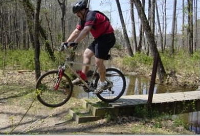 juan_wheelie.jpg (32891 bytes)